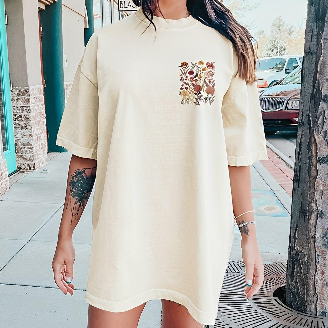 Thea - Fashionable T-shirt with Floral Design