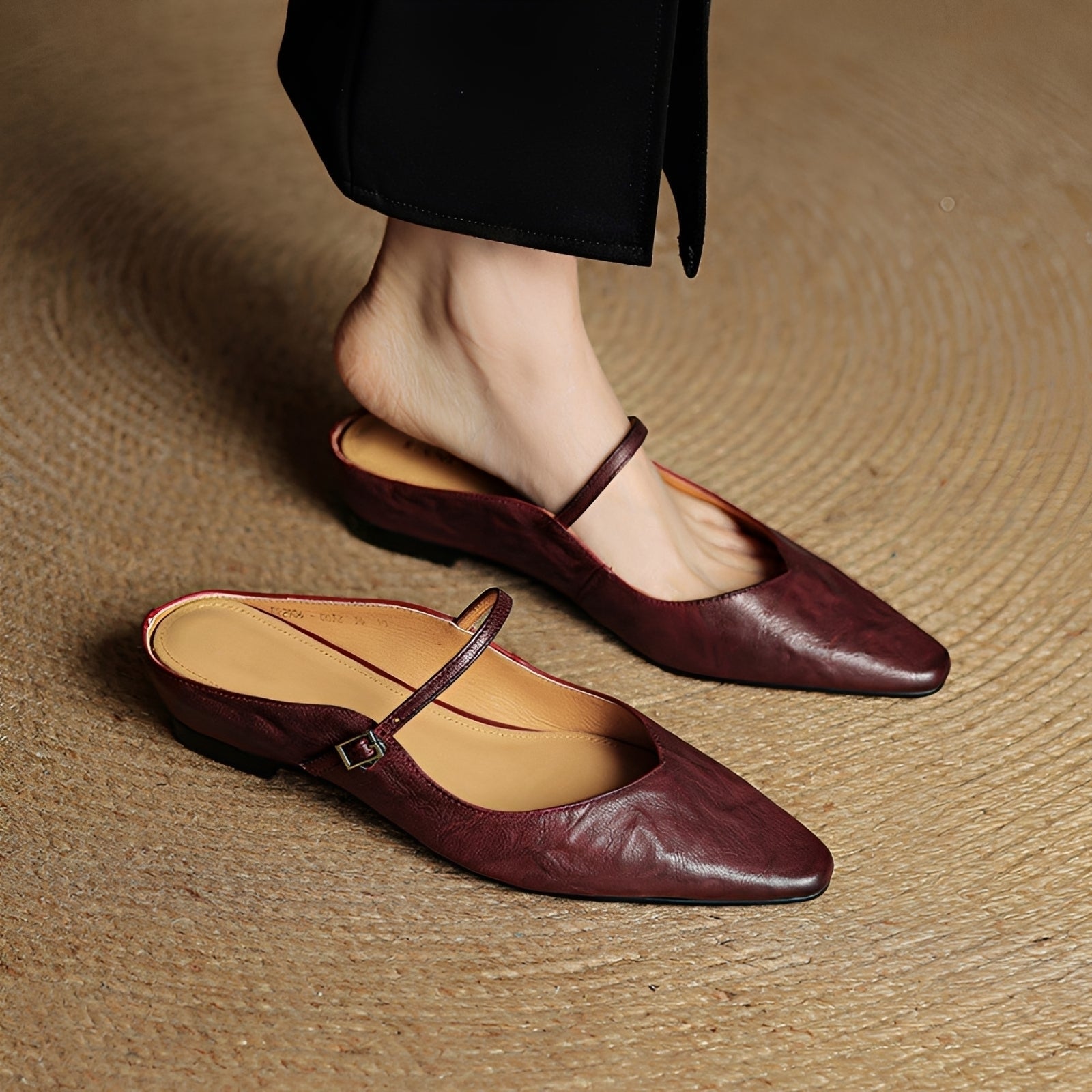Daniela - Fashionable Closed-Toe Sandals