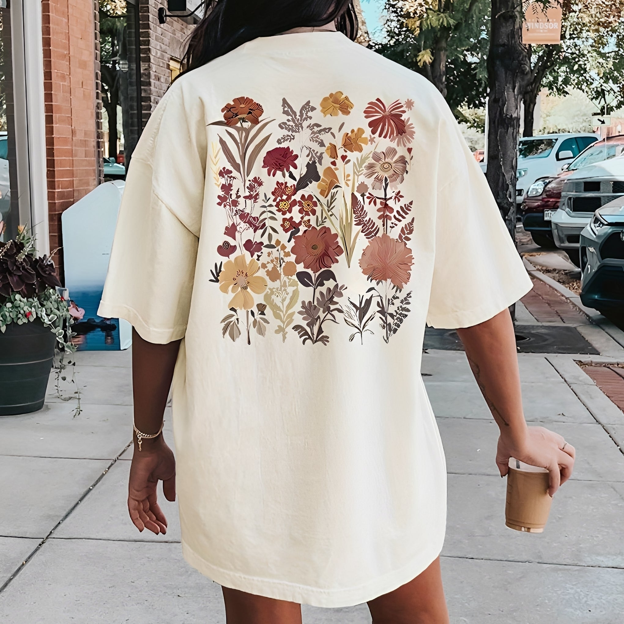 Thea - Fashionable T-shirt with Floral Design