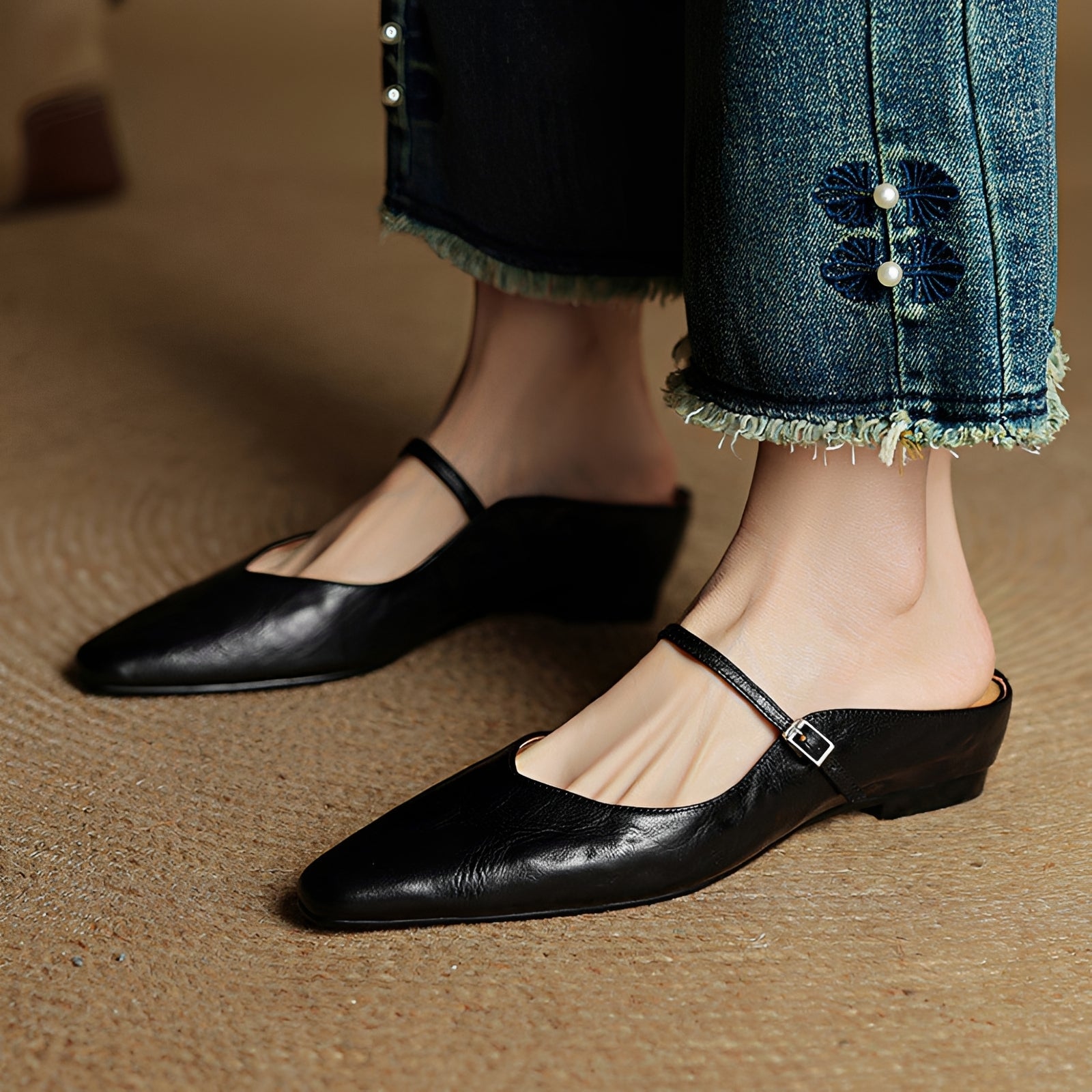 Daniela - Fashionable Closed-Toe Sandals