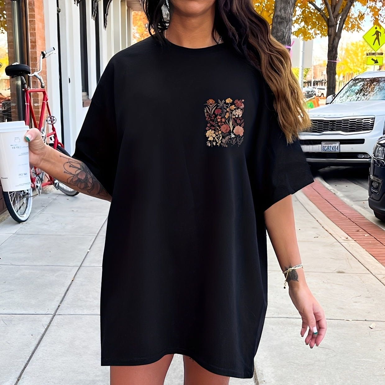 Thea - Fashionable T-shirt with Floral Design