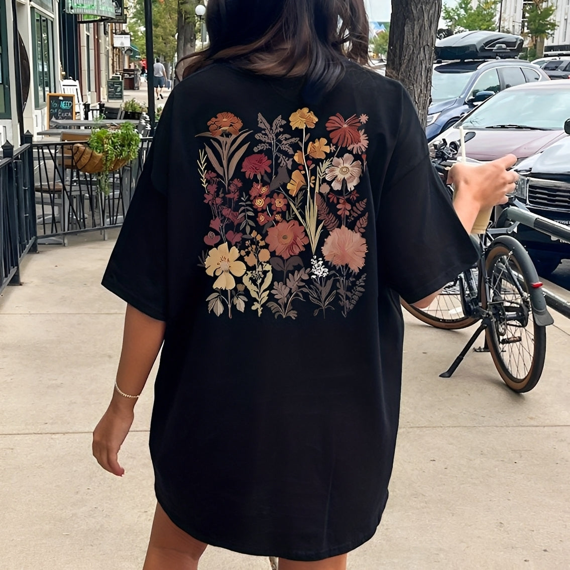 Thea - Fashionable T-shirt with Floral Design